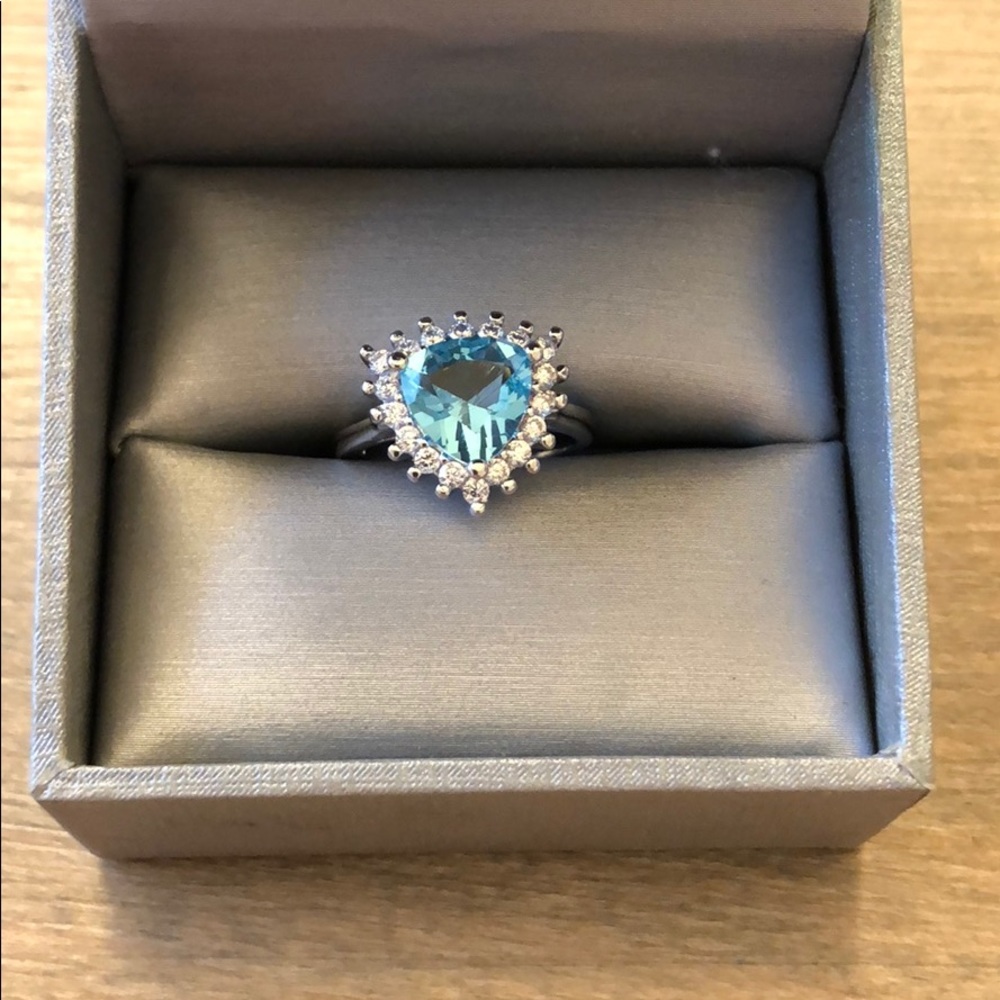 💎 Stunning Triangle Shaped Aquamarine Ring - Picture 3 of 6